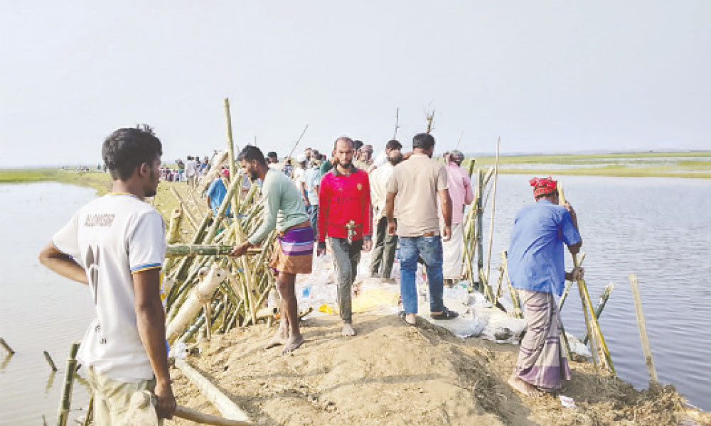 ৩০০ বাঁধে অবাধ বাণিজ্য!
