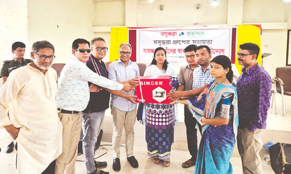 সিরাজগঞ্জে ২৫ নারীকে সেলাই মেশিন