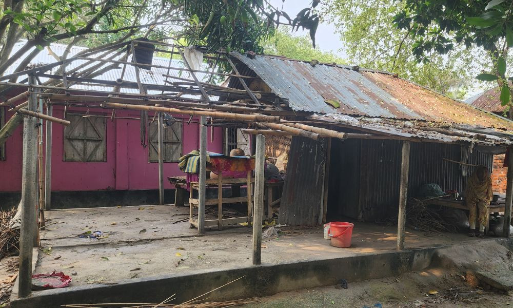 পাওনা টাকা না পেয়ে ঘরের টিন খুলে বিক্রি