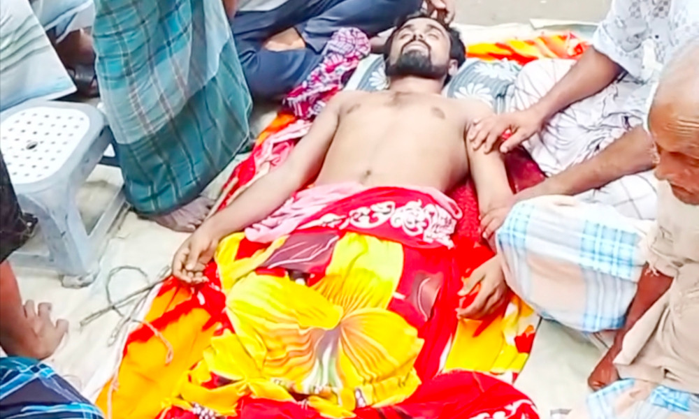 সাপে কাটা যুবকের মৃত্যু, দাফন না করে ঝাড়ফুঁকের চেষ্টা; বাড়িতে জনতার ভিড়