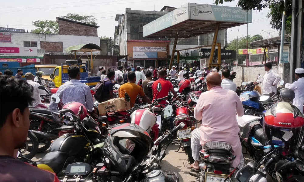 রংপুরে আতঙ্ক-মজুদে বাড়ছে সংকট, তেলের জন্য হাহাকার