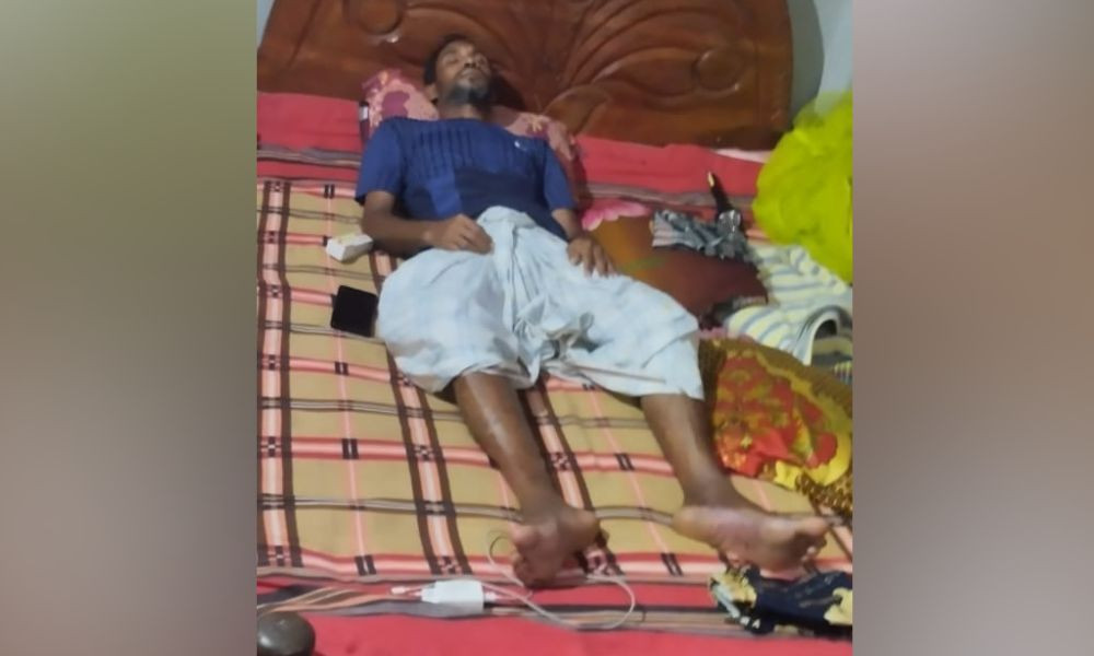 চোর সন্দেহে মেস কর্মচারীকে ডিবি পুলিশের নির্মম নির্যাতন