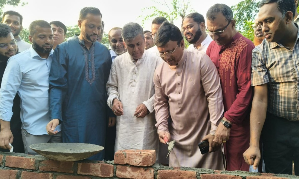 কালের কণ্ঠে প্রতিবেদন : গোলাপির পাশে দাঁড়িয়ে পাকা ঘর নির্মাণ শুরু