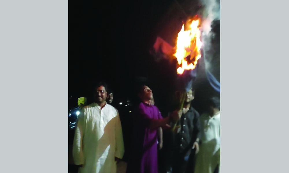 মোরেলগঞ্জে জাগপা নেতা রাশেদ প্রধানের কুশপুত্তলিকা দাহ