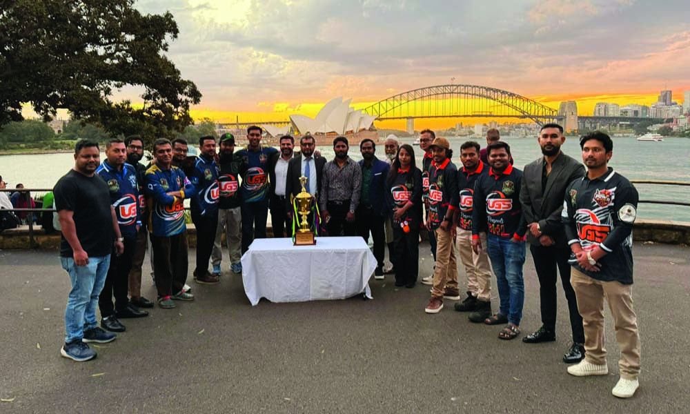 অপেরায় হান্ড্রেড লিগের ট্রফি উন্মোচন করলেন ইমরুল কায়েস