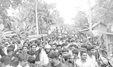 মঠবাড়িয়ায় জ্বালানি সংকটে সড়ক অবরোধ, যান চলাচল বন্ধ