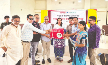 সিরাজগঞ্জে ২৫ নারীকে সেলাই মেশিন