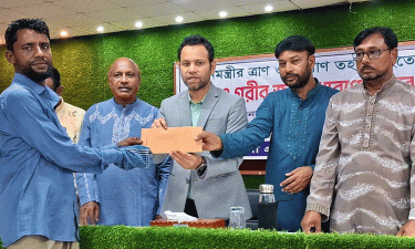 বিশ্বম্ভরপুরে প্রধানমন্ত্রীর ত্রাণ তহবিলের অর্থ বিতরণ