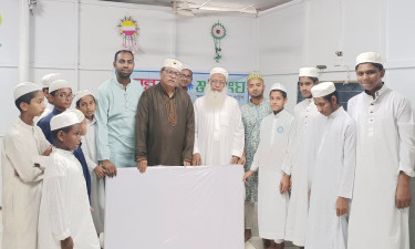 ঢাকায় বসুন্ধরা শুভসংঘের উদ্যোগে মাদরাসায় শিক্ষা উপকরণ উপহার