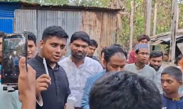 লোডশেডিংয়ের প্রতিবাদে মোমবাতি বিতরণ করলেন হাসনাত আব্দুল্লাহ