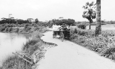 বালু উত্তোলনে নদীর পেটে সড়ক