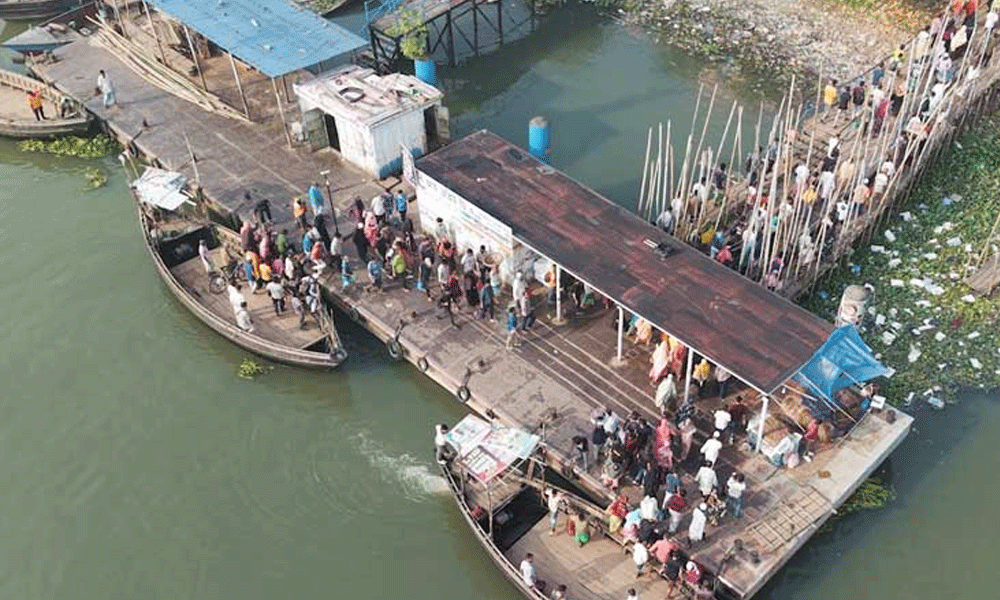 ‘ডিজেলের অভাবে’ নারায়ণগঞ্জে খেয়াঘাটের ট্রলার বন্ধের আশঙ্কা ইজারাদারের