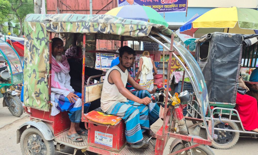তেলসংকটে কটিয়াদীতে কমেছে গণপরিবহন, বাড়ছে সিএনজি ও অটোরিকশার দাপট