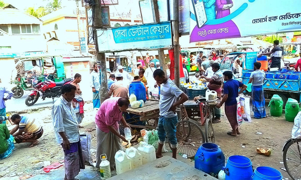 দেড় ঘণ্টার হাটে দেড় কোটি টাকার বাণিজ্য