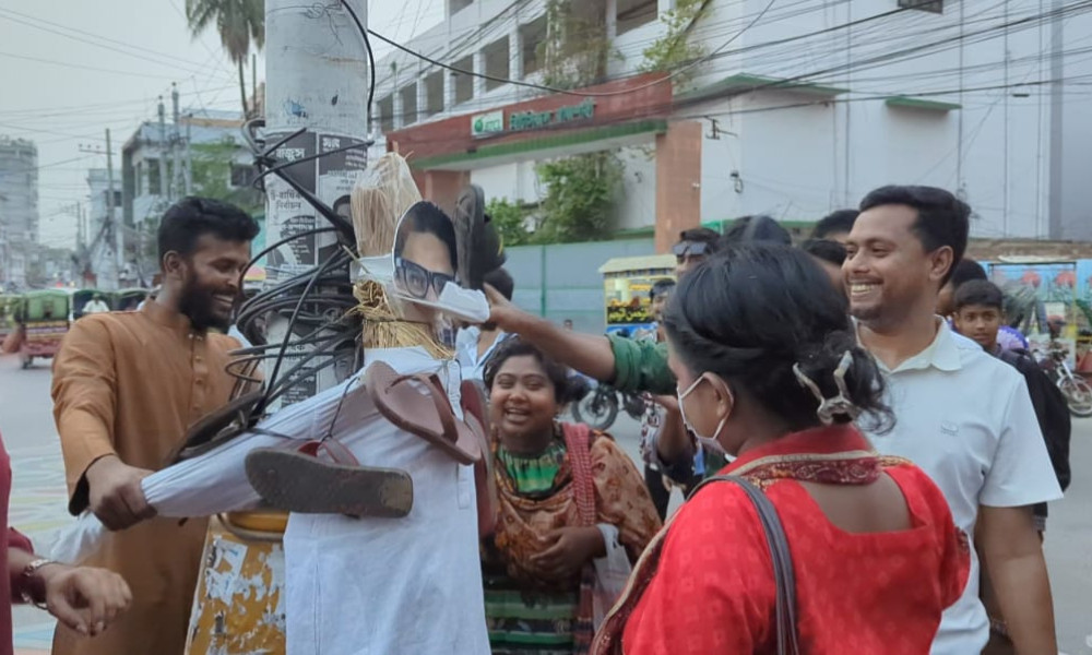 রাজশাহীতে রাশেদ প্রধানের কুশপুত্তলিকা দাহ ও জুতা নিক্ষেপ করেছে ছাত্রদল