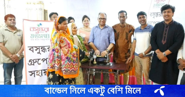 সিরাজগঞ্জে অসচ্ছল নারীদের মাঝে সেলাই মেশিন বিতরণ