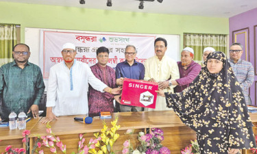 বগুড়ায় ১৫ নারী পেলেন সেলাই মেশিন