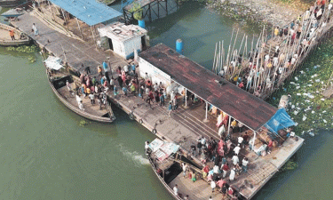 ‘ডিজেলের অভাবে’ নারায়ণগঞ্জে খেয়াঘাটের ট্রলার বন্ধের আশঙ্কা ইজারাদারের