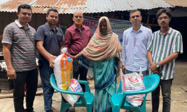 এক মাসের খাবার নিয়ে অসহায় সুরাইয়া বেগমের বাড়িতে বসুন্ধরা শুভসংঘ
