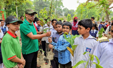 জেলায় জেলায় ঘুরে গাছ বিতরণ করছেন অধ্যক্ষ আরিফুর রহমান