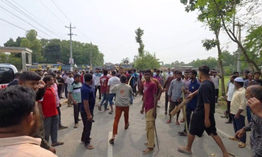 ঠাকুরগাঁওয়ে পাম্প কর্তৃপক্ষের সঙ্গে গ্রাহকদের সংঘর্ষ, সড়ক অবরোধ