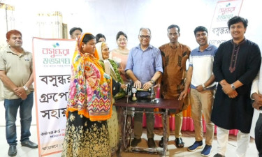 সিরাজগঞ্জে অসচ্ছল নারীদের মাঝে সেলাই মেশিন বিতরণ