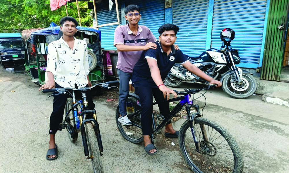 তেলের অভাবে বাইসাইকেলে ফিরছে বাইকাররা