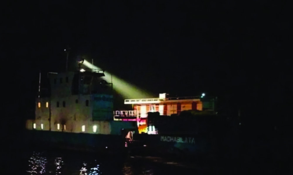 কালবৈশাখী ঝড়ে দৌলতদিয়া-পাটুরিয়া নৌ রুটে ফেরি চলাচল বন্ধ