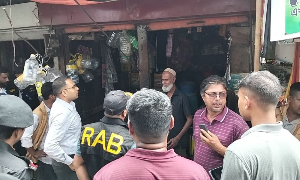 বরিশালে তেল মজুদ করার অপরাধে ২ ব্যবসায়ীকে জরিমানা