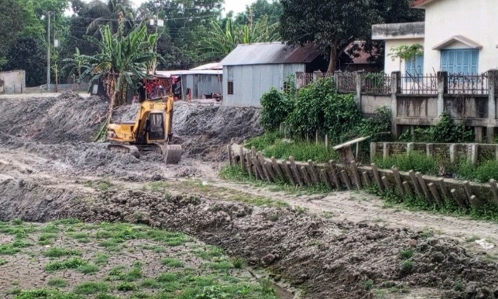রাজবাড়ীতে পুকুর খননে ঝুঁকিতে বিদ্যালয়