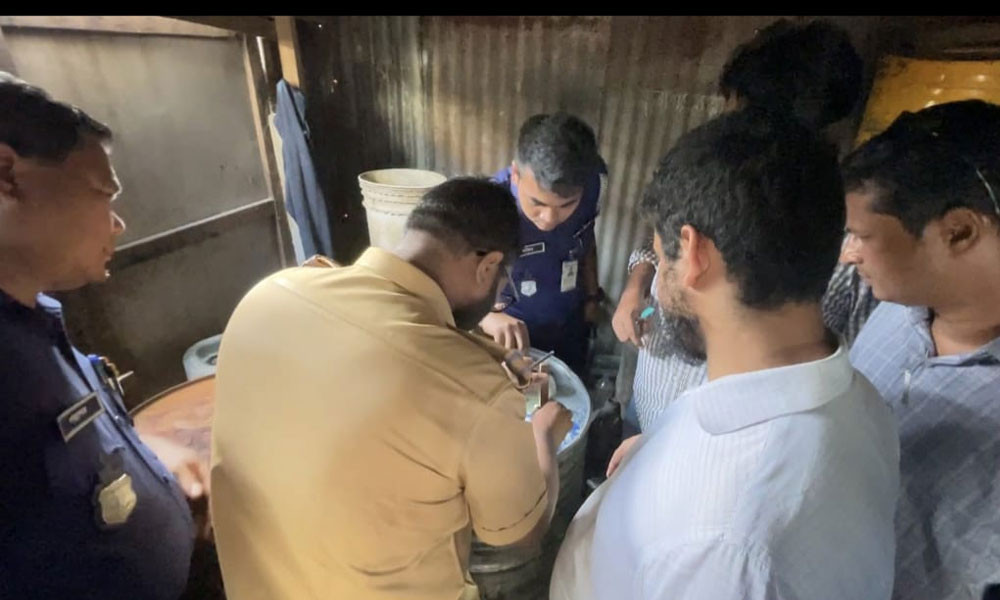 নারায়ণগঞ্জে মজুদ ১১২০ লিটার জ্বালানি তেল জব্দ