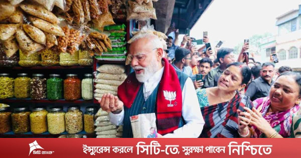 পশ্চিমবঙ্গের নির্বাচনী প্রচারণায় গিয়ে ঝালমুড়ি কিনে খেলেন নরেন্দ্র মোদি