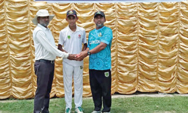 বল হাতে একাই ৮ উইকেট নিয়েছেন মাগুরার ডান হাতি পেসার তানভীর আহমেদ