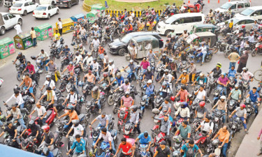 কমছে না ভোগান্তি, রাজধানীর আরো ১১ পাম্পে ‘ফুয়েল পাস’