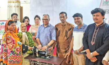 সিরাজগঞ্জে ১৫ নারীর হাতে সেলাই মেশিন