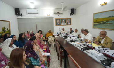 গভীর রাত পর্যন্ত গুলশানে দাপ্তরিক কাজ করলেন প্রধানমন্ত্রী