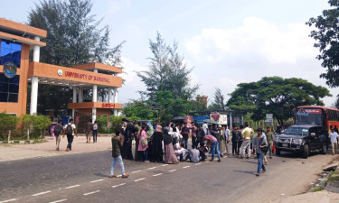 আশ্বাসে অবরোধ প্রত্যাহার, হলে ফিরলেন বরিশাল বিশ্ববিদ্যালয়ের শিক্ষার্থীরা