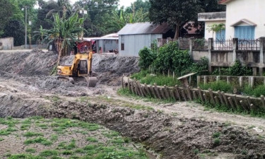 রাজবাড়ীতে পুকুর খননে ঝুঁকিতে বিদ্যালয়