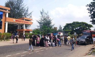 আশ্বাসে অবরোধ প্রত্যাহার, হলে ফিরলেন বরিশাল বিশ্ববিদ্যালয়ের শিক্ষার্থীরা