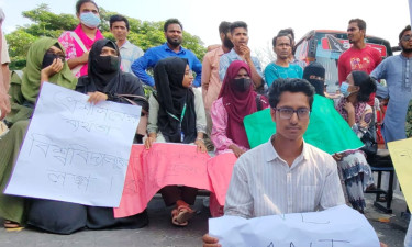 ববি শিক্ষার্থী আহতের ঘটনায় দুই ঘণ্টা সড়ক অবরোধ