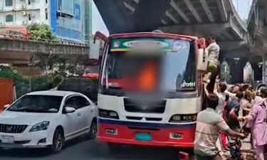 অল্পের জন্য রক্ষা পেল অর্ধশতাধিক যাত্রী