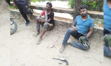 নাইক্ষ্যংছড়িতে ২ অস্ত্রধারীকে ধরে পুলিশে দিল জনতা