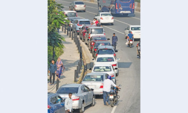 তেলের জন্য প্রাইভেট কারের দীর্ঘ সারি