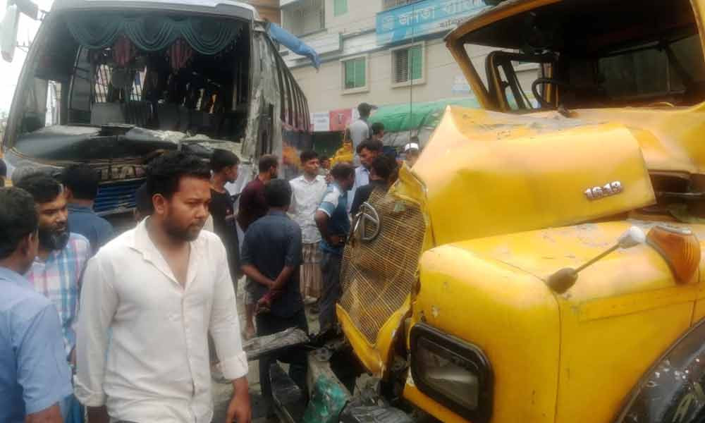 ঘাটাইলে বাস-ট্রাক সংঘর্ষ, নিহত ২