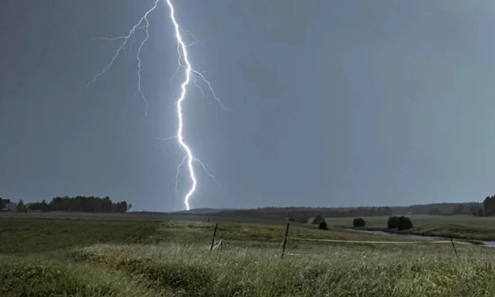 বজ্রপাতে একজনের প্রাণহানি, আরেকজনের পুড়ল বুক