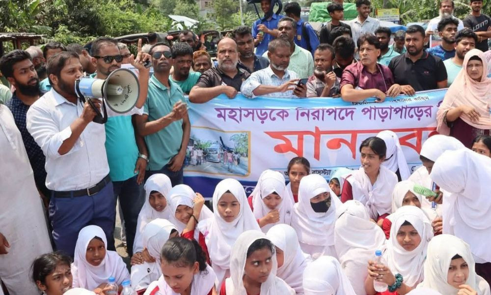 ফুটওভার ব্রিজের দাবিতে বরিশাল-ঢাকা মহাসড়ক অবরোধ