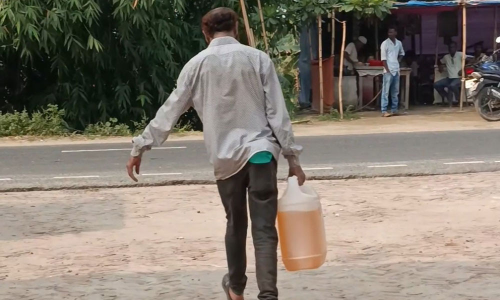 পাম্পে দীর্ঘ লাইন, কর্মকর্তার সামনেই পেট্রোল সরানোর অভিযোগ