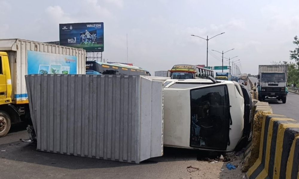 ঢাকা-চট্টগ্রাম মহাসড়কে লরির ধাক্কায় পিকআপ উল্টে আহত ১