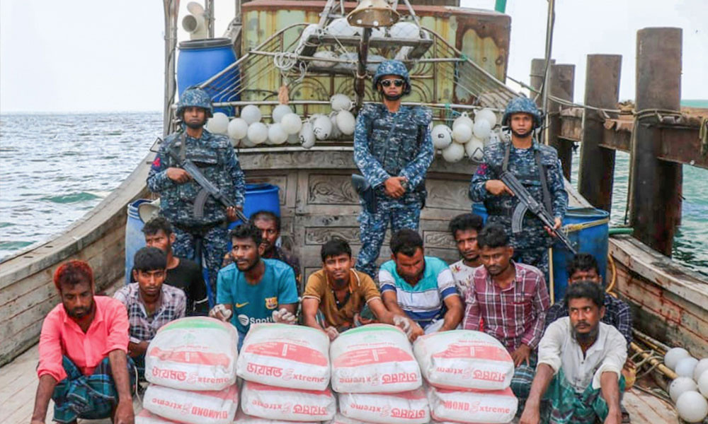 টেকনাফে সিমেন্ট ভর্তি নৌকাসহ আটক ১১
