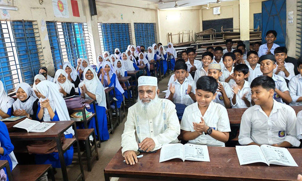 শ্রেণিকক্ষে সংসদ সদস্য, শিক্ষার্থীদের বেঞ্চে বসে শুনলেন ক্লাস